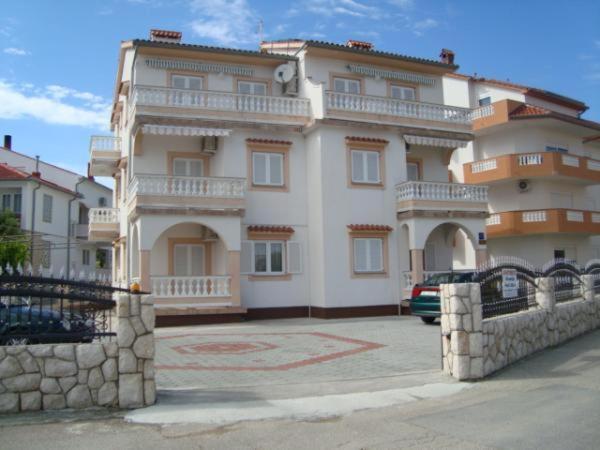 Apartmani Ruzarija Раб Экстерьер фото