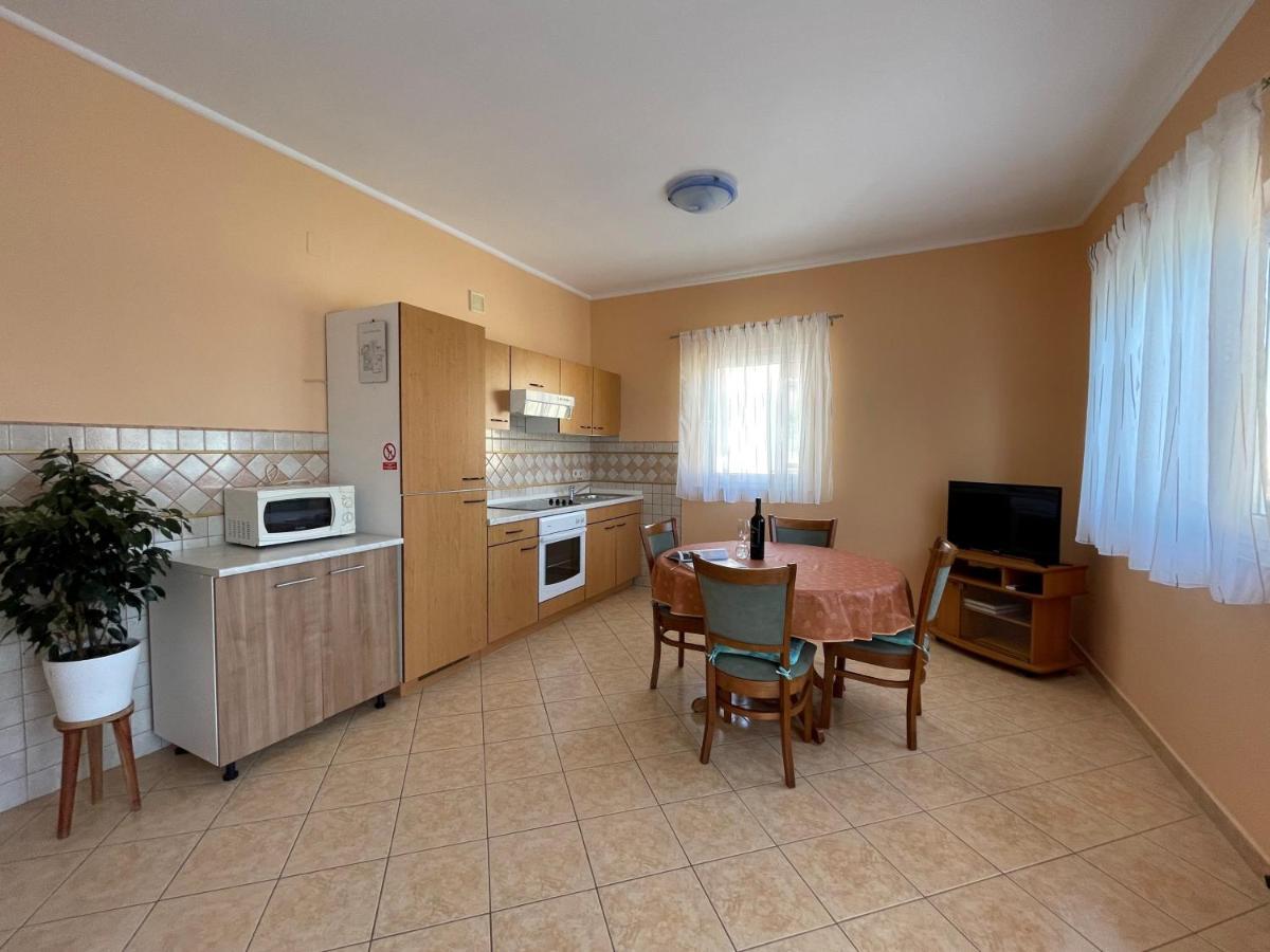 Apartmani Ruzarija Раб Экстерьер фото